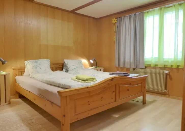 Schlafzimmer mit Doppelbett