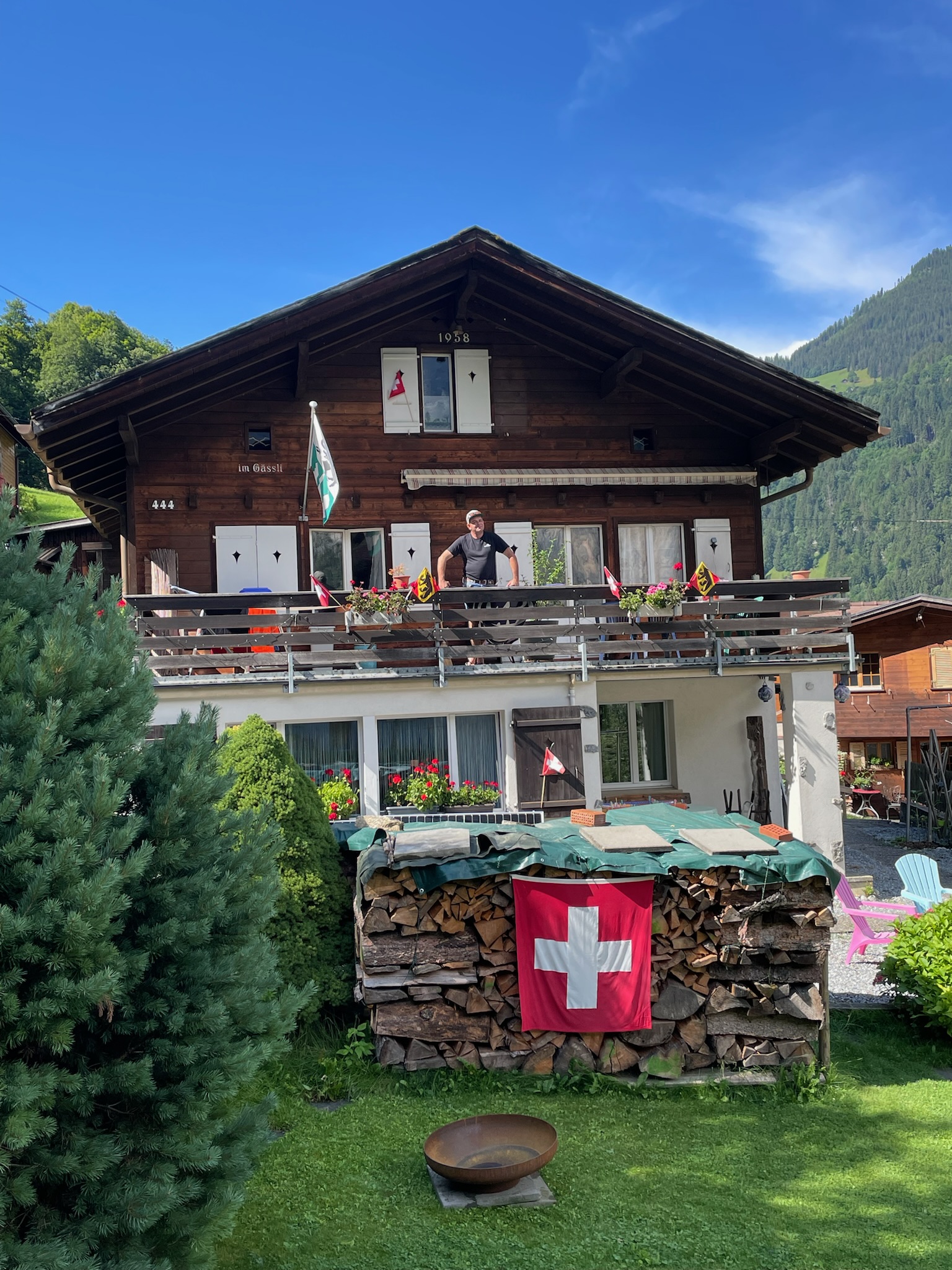 Chalet im Gässli mit Holzfassade, Blumenkästen und Bergpanorama
