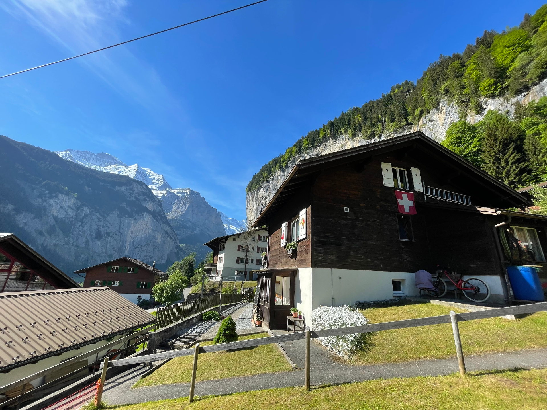 Blick vom Chalet im Gässli auf Jungfrau und Lauterbrunnental