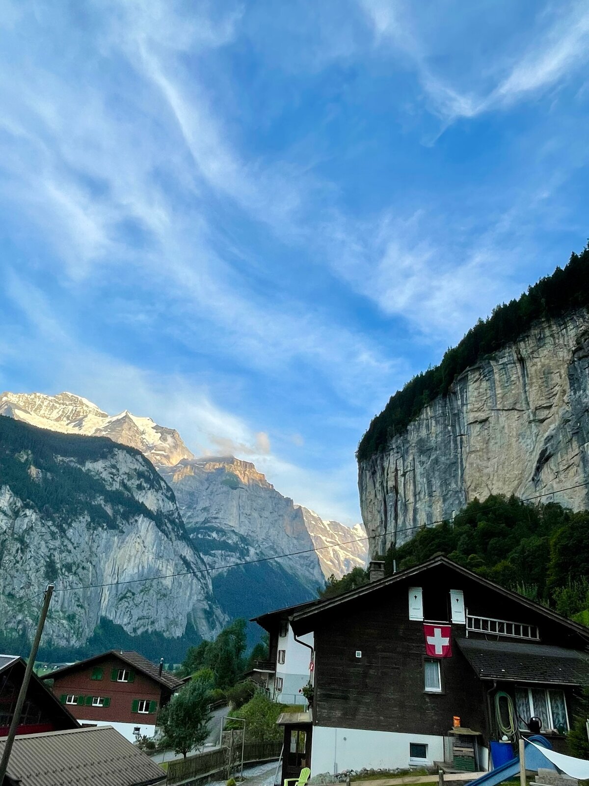 Blick vom Chalet im Gässli auf Jungfrau und Lauterbrunnental