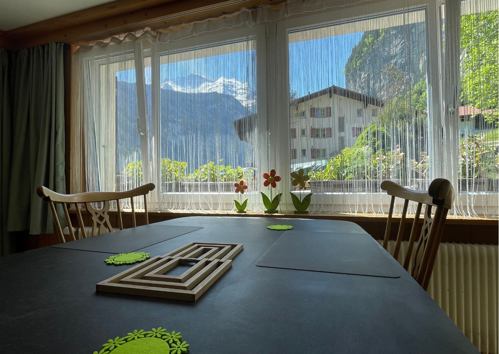 Wohnzimmer mit Esstisch und Aussicht